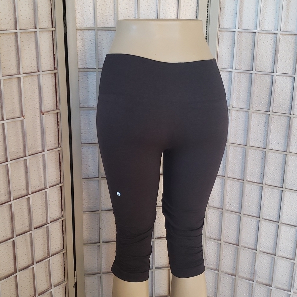 Lululemon Awakening Charcoal  Gray Knee Length Womens Leggings Size 8